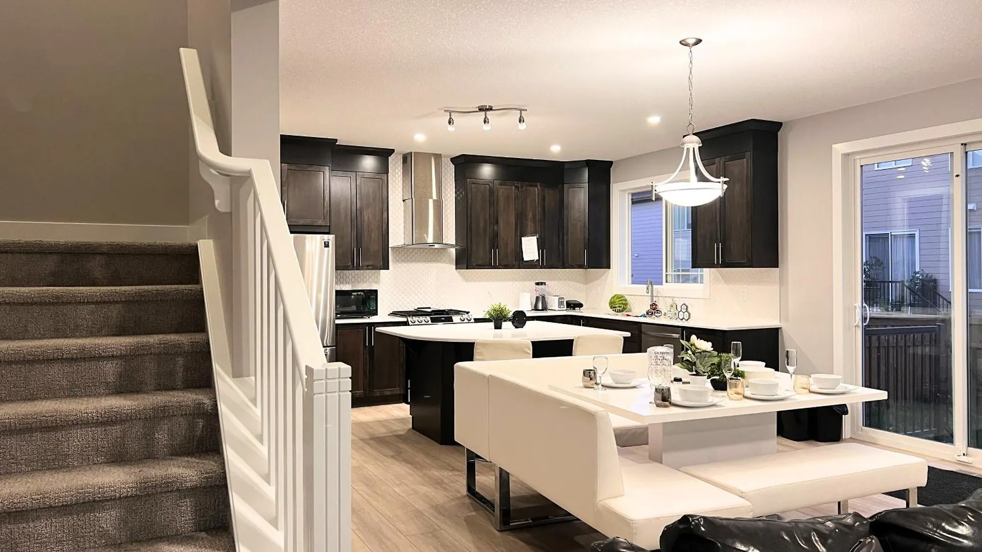Flowealth Property Luxury Villa Near Lake Netflix Tv Wifi Calgary Canada